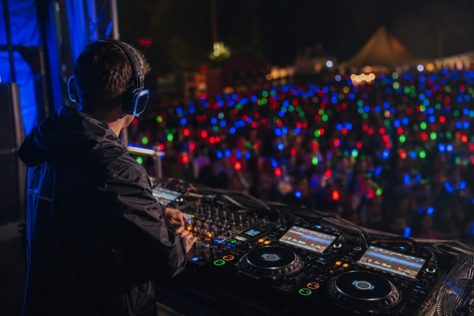 DJ-sett med silent disco publikum