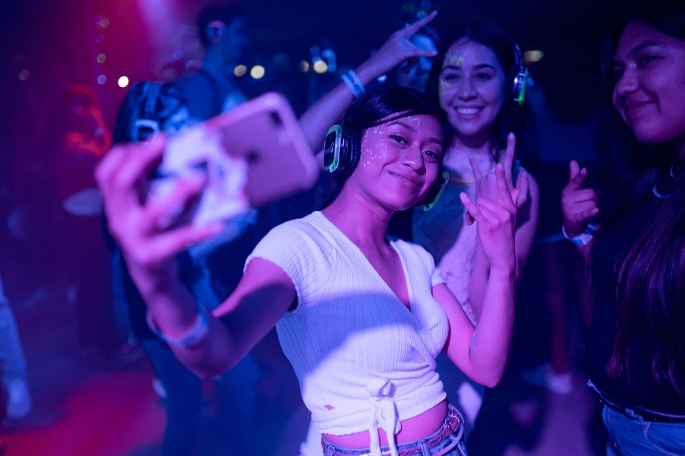 Gjester tar selfie med headset på silent disco
